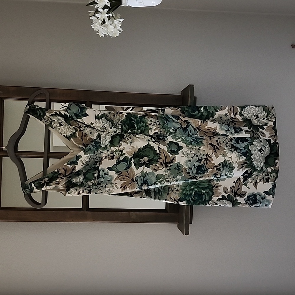 Donna Ricco dress mid length.